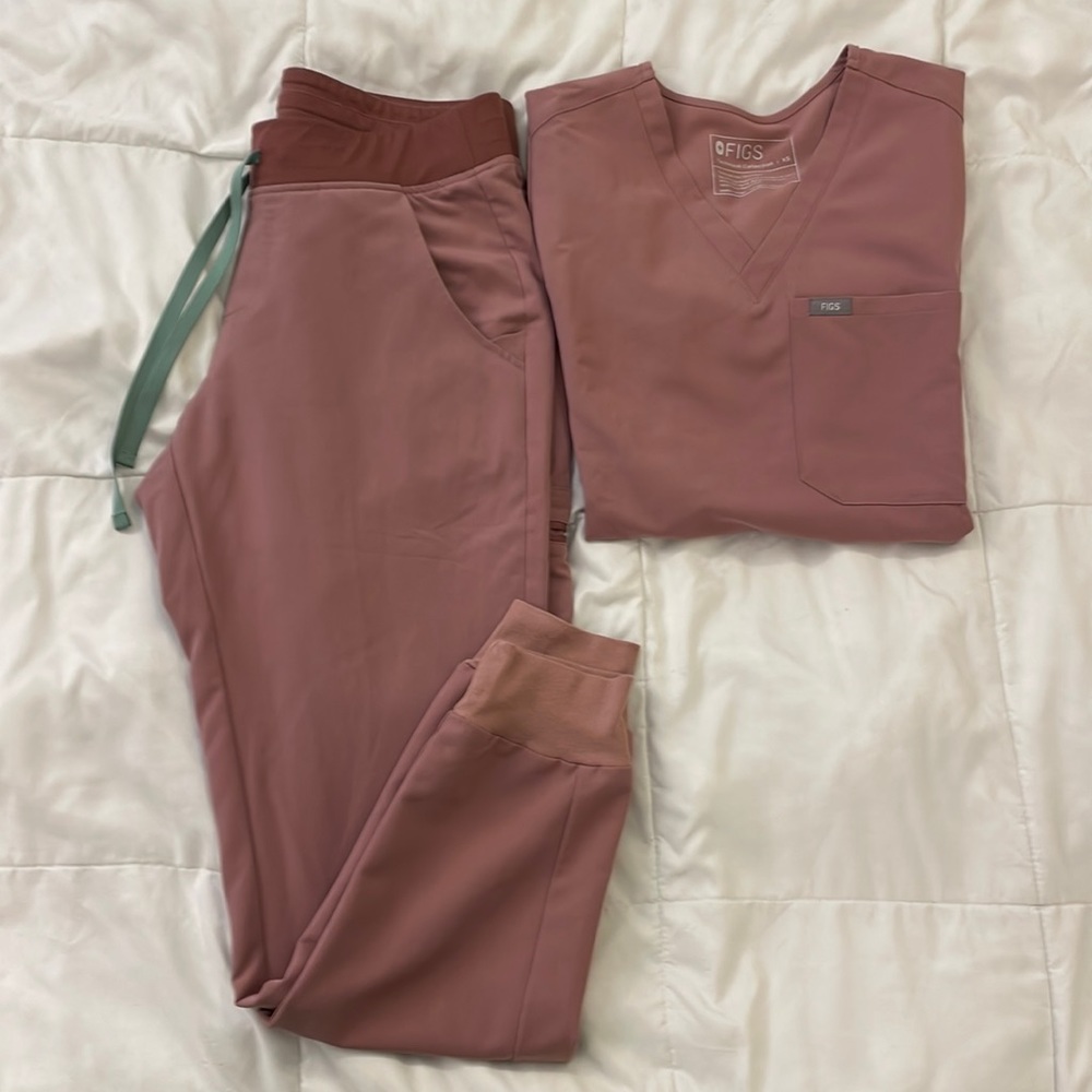 FIGS Scrub Set: Catrina One-Pocket Top w/ Zamora High Waisted Joggers